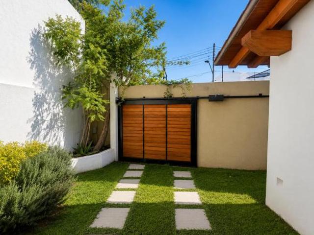 CASA EN CALLE CERRADA EN JURICA