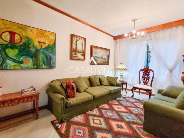Casa en calle tranquila, con amplios espacios