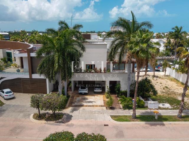 Casa en Canales Puerto Cancun con 4 Recamaras y Muelle Privado