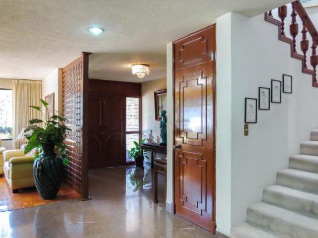 Casa en Cda. Fuente de Leones con Jardín Privado en el corazón de Exclusiva Zona