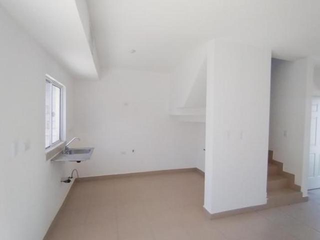 Casa en cerrada sobre avenida principal