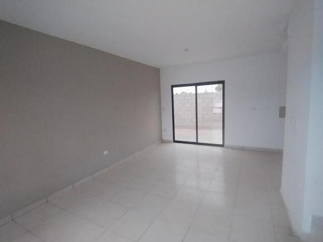 Casa en circuito cerrado sobre avenida principal de la ciudad
