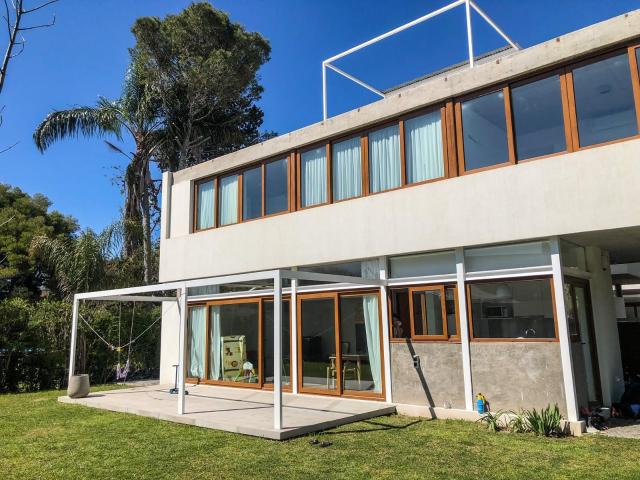 Casa en city bell con pileta en alquiler