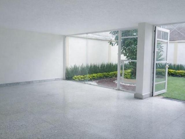 Casa en Clavería: 4 Recámaras, 2.5 Baños, 5 Autos, Amplia, Impecable y con gran Jardín