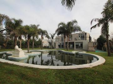 Casa en Club de campo Las Perdices, con cochera para 10 autos en Virrey del pino !