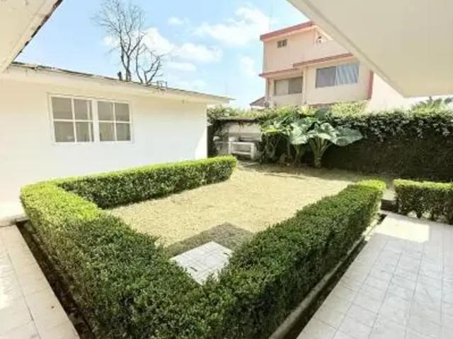 Casa en Coapexpan, Xalapa: Amplia, con Jardín y Seguridad