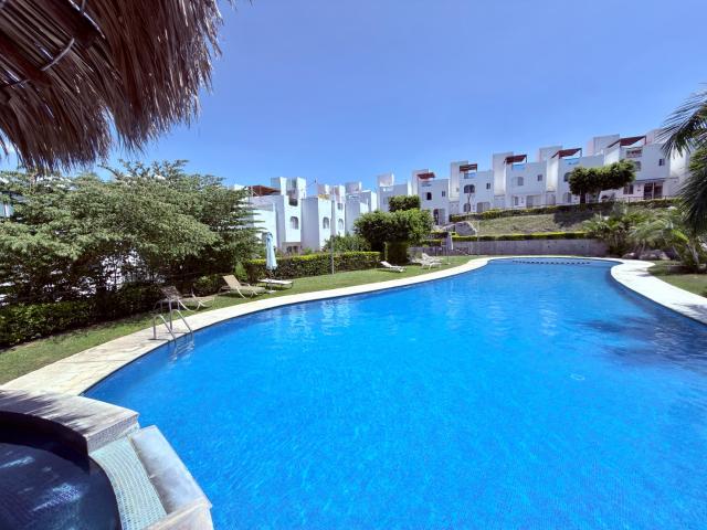 Casa en condominio con acceso al lago, roof garden y alberca en Club Náutico de Tequesquitengo, Morelos. Clave 6346