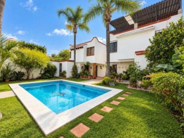 CASA EN CONDOMINIO CON ALBERCA EN ACAPANTZINGO, A 10 MINUTOS DEL CENTRO HISTÓRICO DE CUERNAVACA