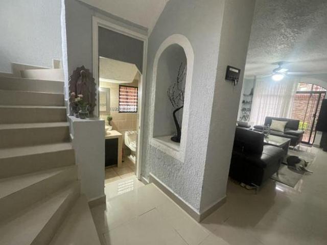 Casa en condominio con alberca y vigilancia 24/7 en el corazón de Cuernavaca