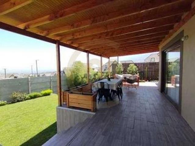 Casa en condominio con amplio patio y linda vista