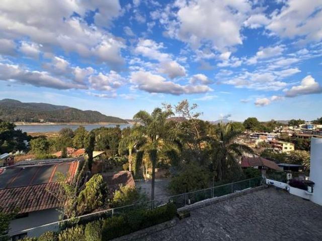 Casa en Condominio con Vista al Lago en Santa María Ahuacatlán