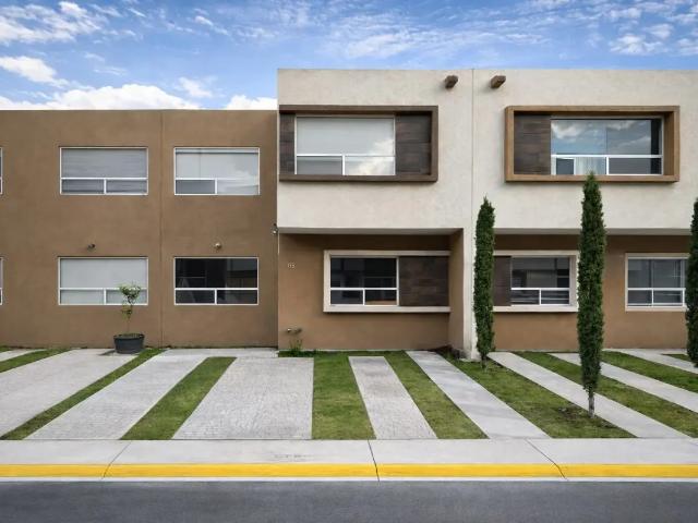 Casa en condominio con 3 recámaras y baño en cada una en San Andrés Ocotlán, Calimaya