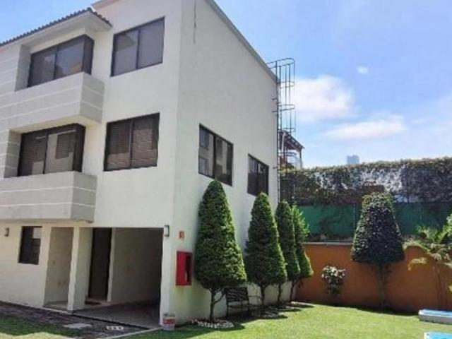 Casa en condominio amueblada en venta en Del Valle Sur con áreas verdes