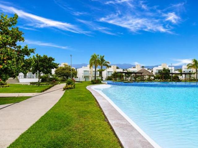 Casa en venta en condominio con laguna artificial, en Cascadas de Cocoyoc, 3 recámaras y 100 m2