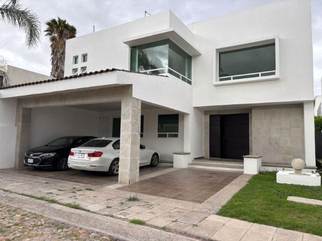 Casa en condominio en renta Condominio Residencial La Piedra, Avenida Eugenio Garza Sada, Pocitos, Aguascalientes, México