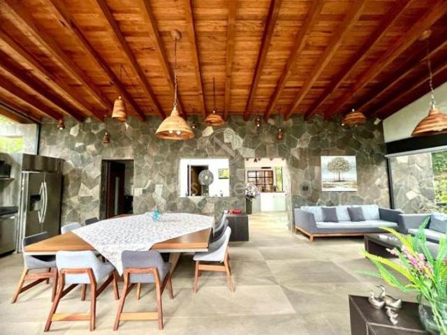 Casa en condominio en venta con entorno boscoso