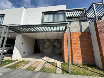 Casa en condominio en venta en La Tijera
