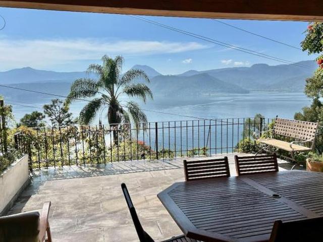 Casa en Condominio el Escondrijo La Peña, Valle de Bravo con estupenda Vista y con Acceso al Lago