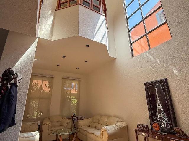 ¡Bajó de precio! Casa en condominio. Muy iluminada y con terraza