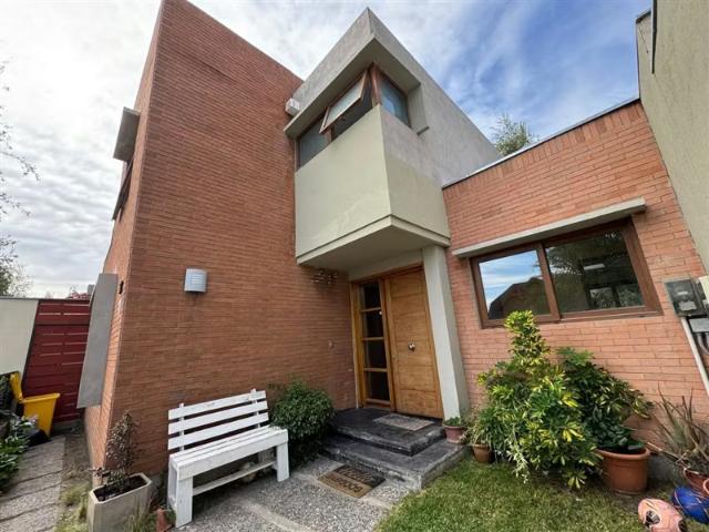 Casa en condominio no perimetral, colegios y universidades! 4 dormitorios por 17250.00 en Las Condes