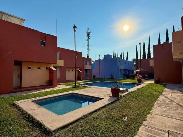 CASA EN CONDOMINIO SOBRE AV CUAUHNAHUAC, CON ALBERCA Y SEGURIDAD, A 12 MIN DE PLAZA FORUM