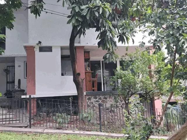 CASA EN CONJUNTO CON 3 RECAMARAS, 3 BAÑOS, UN ESTUDIO. ALBERCA Y JARDIN EN AREA COMUN. BIEN UBICADA