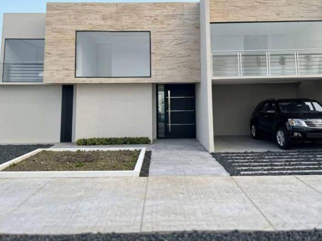 Casa en construcción con gran terreno en VENTA