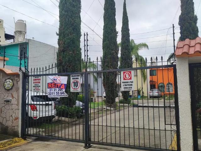 CASA EN COTO de pocas casas, JARDINES EL SAUZ Mtto incluido 3 rec 1 en PB, 2.5 baños