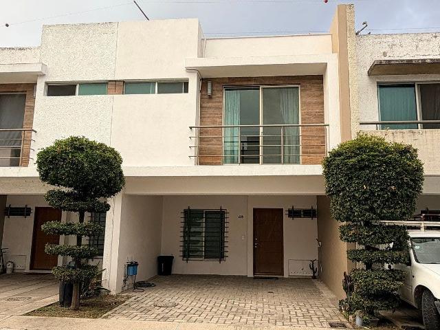 Casa en Coto las Brisas. Sobre av. Comonfort. Zona Parques del Bosque