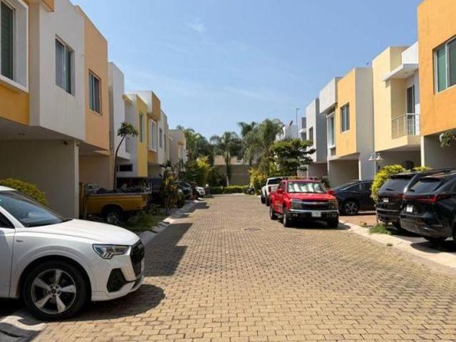 ¡CASA EN COTO PRIVADO DE SOLO 31 RESIDENCIAS EN JARDINES DE LOS HISTORIADORES EN GUADALAJARA!