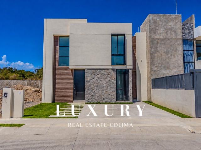 Casa en coto privado en venta frente a jardín