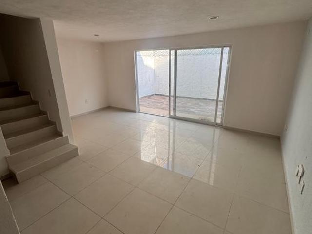 Casa en Coto Privado, Fracc. Tierra Residencial, Zapopan | 3 Niveles con Roof Ga