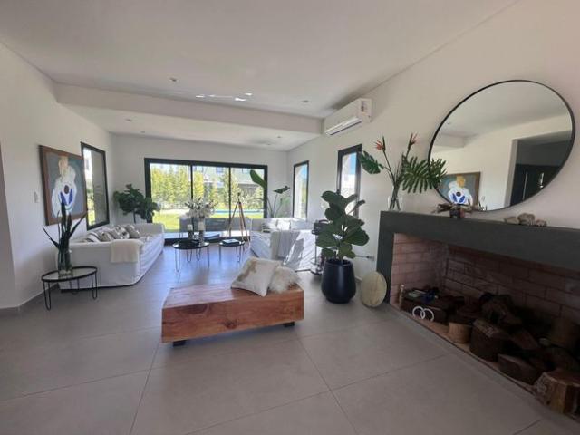 Casa en de 5 ambientes con dependencia de servicio en venta y alquiler anual amoblada en Ceibos
