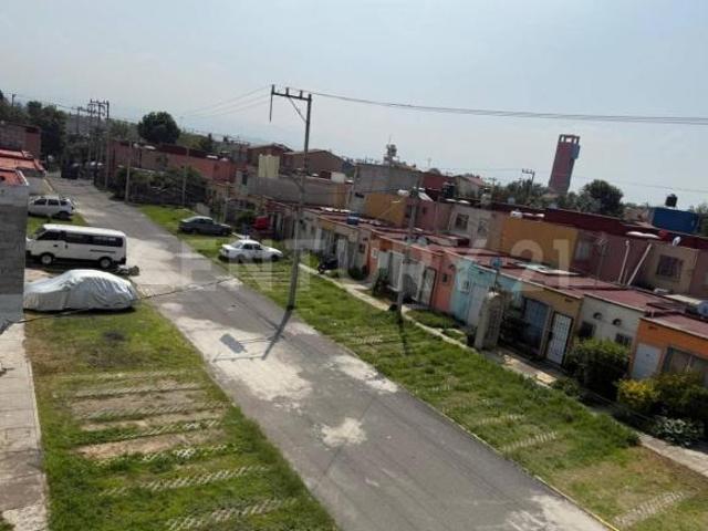 Casa en dos niveles en Fraccionamiento Pueblo Nuevo, Chalco