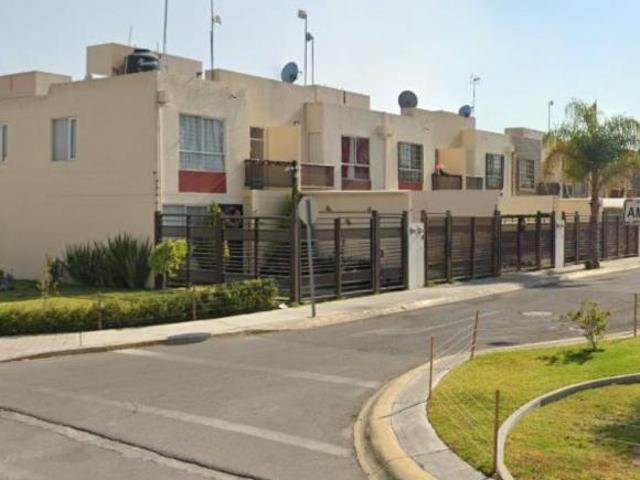 CASA EN DOS NIVELES 3 HAB 2 BAÑOS ESTACIONAMIENTO TODOS LOS SERVICIOS