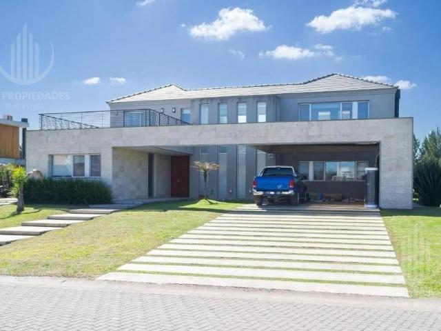 Casa en dos plantas de 400 m2 sobre lote de 1450 m2, con vista a la laguna y vista al Golf