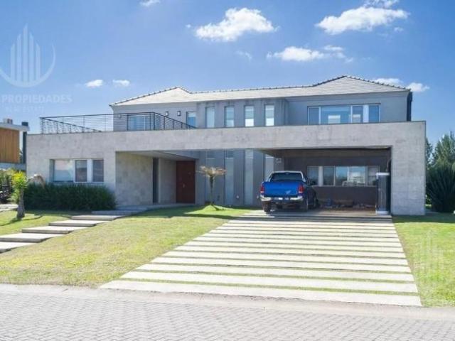 Casa en dos plantas de 400 m2 sobre lote de 1450 m2, con vista a la laguna y vista al Golf