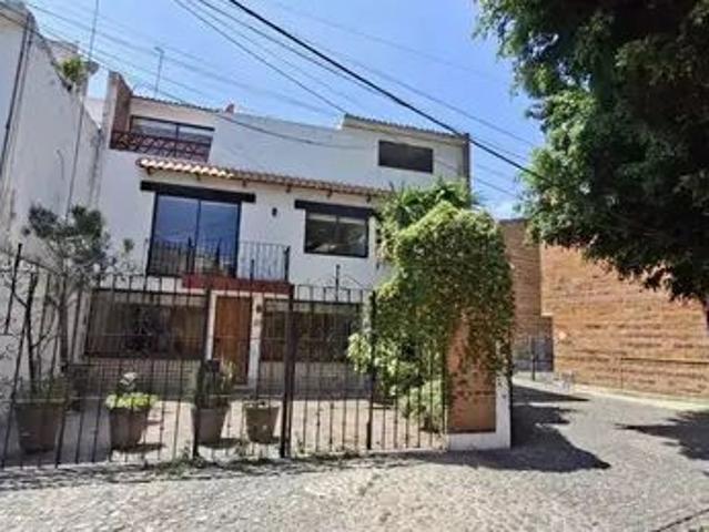 Casa En Excelente Ubicación, Barrio San Lucas Coyoacán, En Calle Cerrada Y Con Vigilancia 24 Hs. Hermosa, Amplia En Tres Niveles, 200 M2, Cuatro Recámaras dos Master Suites, 5 B