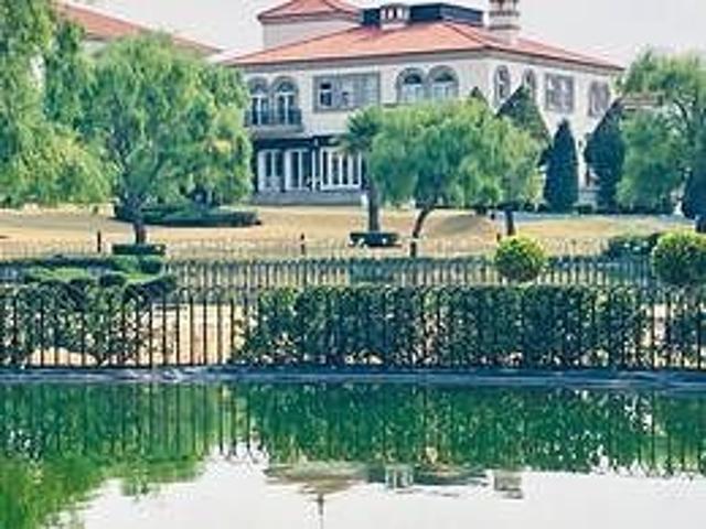 Casa en exclusiva privada, jardín y gran vista al campo de Golf