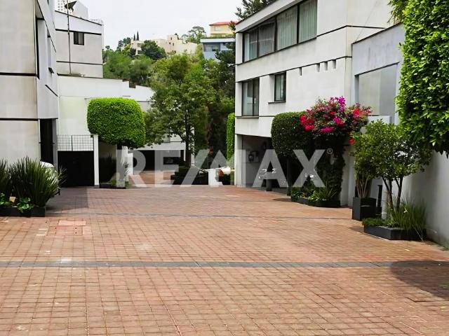 Casa en exclusivo condominio en Bosques de las Lomas con jardín privado y casa club