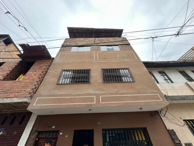 Casa en el Agustino 3 pisos con terraza cerca a las avenidas