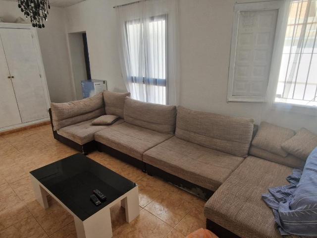 Casa en el Centro de Villafranqueza: Oportunidad Única