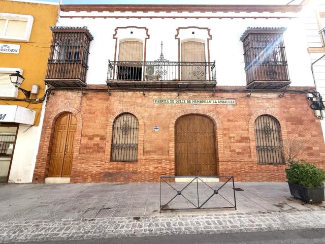 ¡ CASA EN EL CENTRO DE PUENTE GENIL !