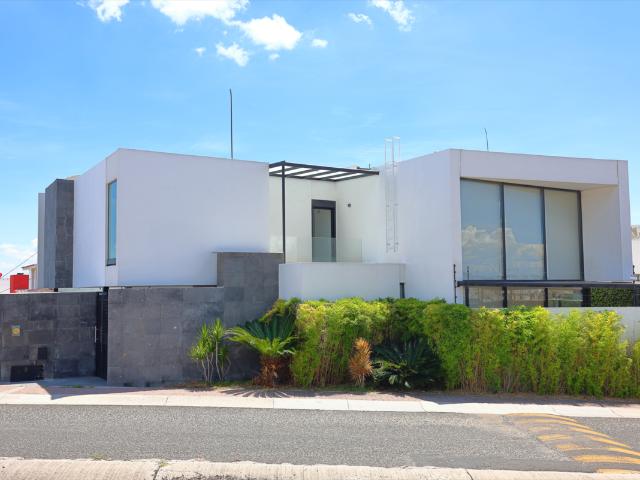 CASA EN EL REFUGIO DISEÑO CONTEMPORANEO