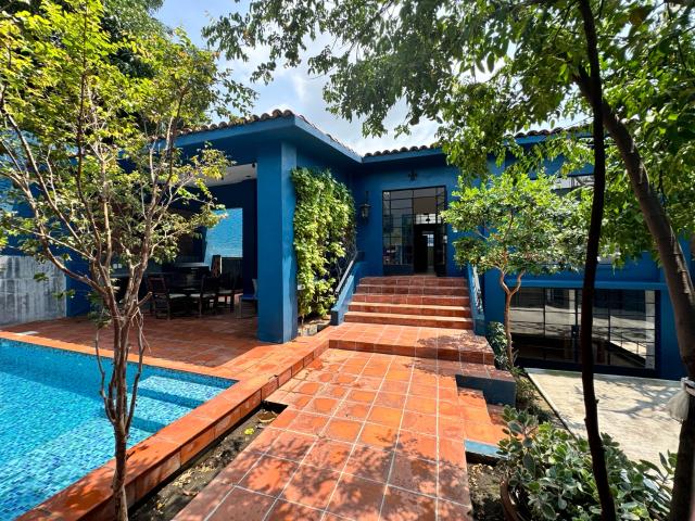 Casa en en venta en Privada con port?n el?ctrico, Las Palmas Cuernavaca