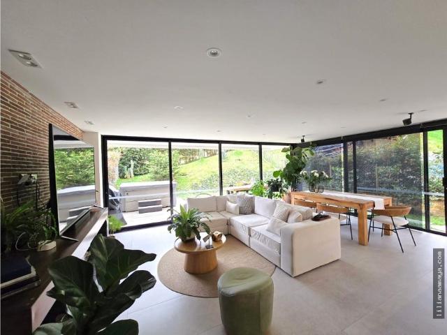 Casa en entorno natural con diseño moderno y total calma
