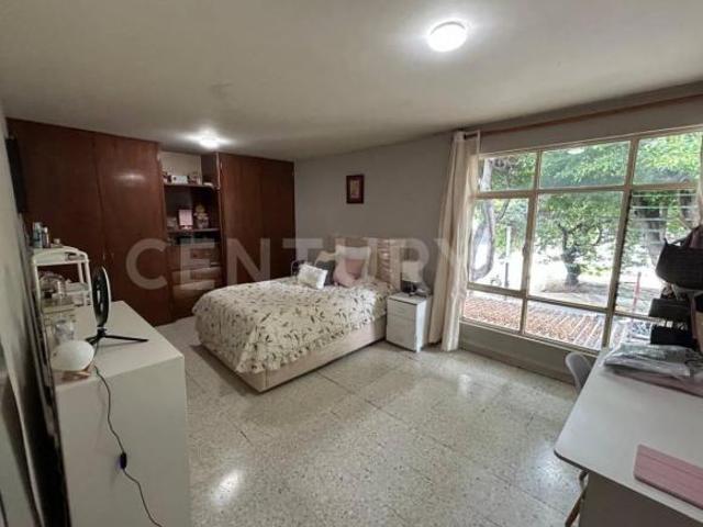 CASA EN ESQUINA CON OPORTUNIDAD DE NEGOCIO