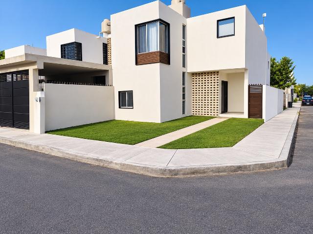Casa en esquina con alberca en Amaneceres | HEVL |