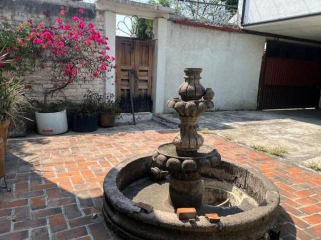 Casa en esquina con amplio terreno y salón de usos múltiples en Xochimilco
