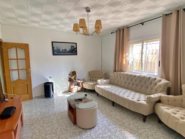 CASA EN ESQUINA CON PATIO, SOLARIUM Y GARAJE